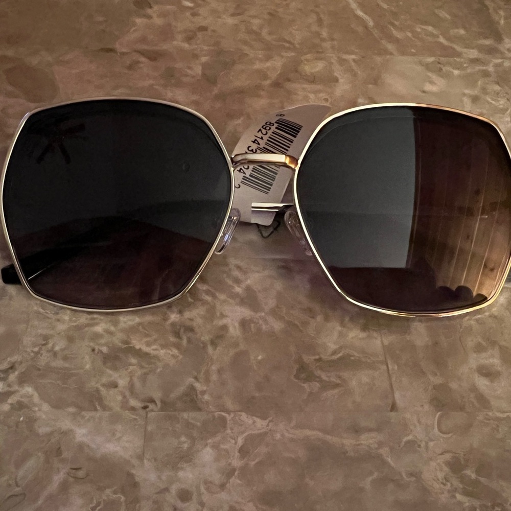 GUESS Women’s Gold Frame‎ Black Lens Women's Sunglasses